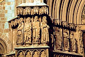Tarragona - La cattedrale, particolare delle statue di profeti e apostoli ai lati del portale principale.